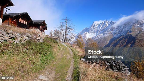 Foto de Mountain Caminho Sinuoso Até Chalés Village Suíça e mais fotos de stock de Aldeia - Aldeia, Alpes de Engadine, Alpes europeus