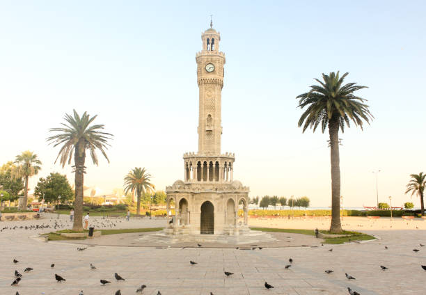 torre del reloj de esmirna. la famosa torre del reloj se convirtió en el símbolo de esmirna - izmir turkey konak clock tower fotografías e imágenes de stock