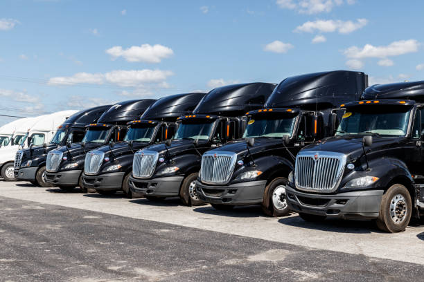 camion semitraere internazionali in fila per la vendita. international è di proprietà di navistar viii - cabover foto e immagini stock