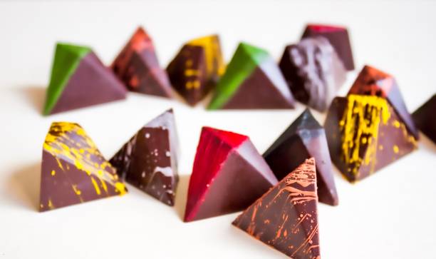 pralines colorées de chocolat. - 3518 photos et images de collection