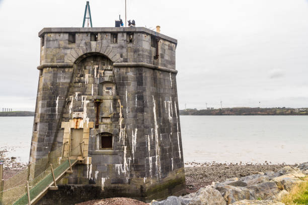 la tour de martello ouest au dock de pembroke, paysage. - martello towers man made coastal feature direction photos et images de collection