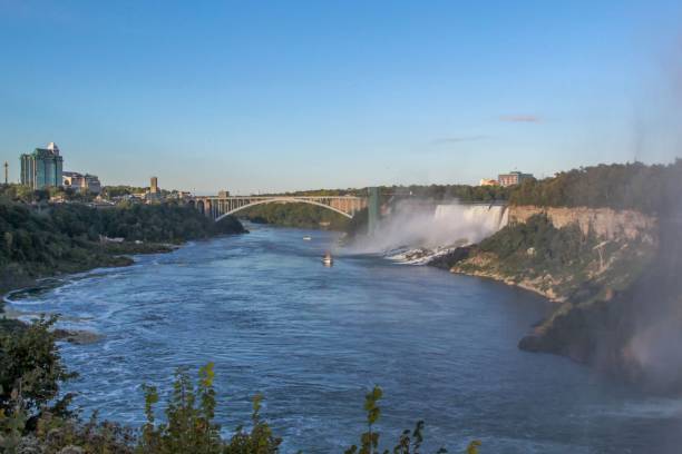 vista lindo da paisagem das quedas de niagara. ondas rumbling contra a costa rochosa. fundos bonitos da natureza. - rumbling - fotografias e filmes do acervo