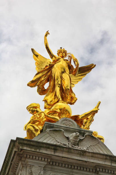 statue d'or de victoire ailée - winged victory photos et images de collection
