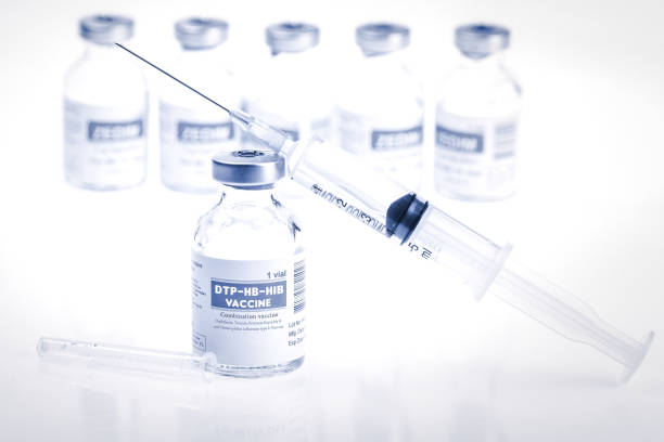dtp-hb-hib 조합 백신디프테리아, 파상풍, 백일해, b형 간염 및 혈우병 인플루엔자 형 b 컨쥬게이트 백신 흡착. 흰색 배경에 백신 - dtp 뉴스 사진 이미지
