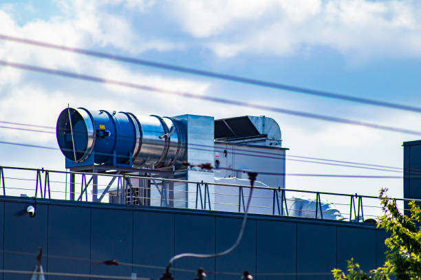 système de ventilation d'air sur le toit d'un bâtiment industriel. - climate wind engine wind turbine photos et images de collection