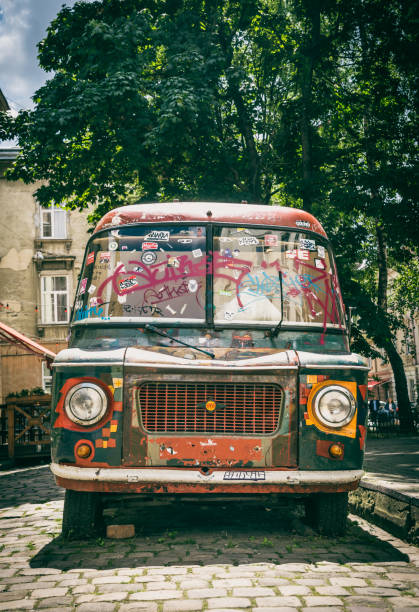 alte hell dekorierte minibus auf der straße der europäischen stadt lviv - graffiti marijuana urban scene city life stock-fotos und bilder