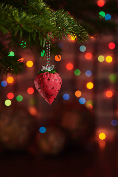 рождественское украшение ткани клубники на елку, темные красочные фон bokeh - christmas quilt craft patchwork стоковые фото и изображения