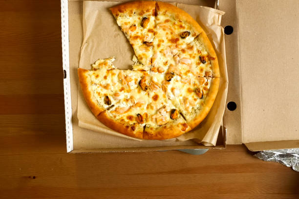 pizza entregada na caixa, pizza deliciosa. - carton horizontal portion part of - fotografias e filmes do acervo
