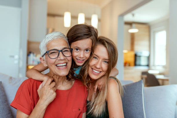 madre, hija y nieta - senior women grandmother glasses senior adult fotografías e imágenes de stock