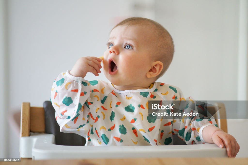 Bebé comiendo su merienda ella misma - Foto de stock de Bebé libre de derechos
