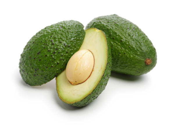 avocado auf weißem hintergrund - 16085 stock-fotos und bilder