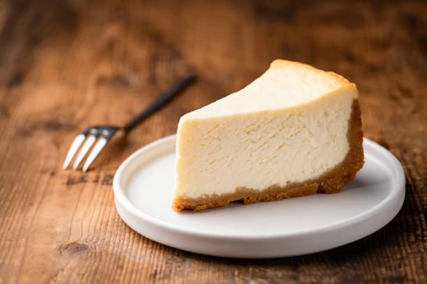 치즈 케이크 슬라이스, 뉴욕 스타일의 클래식 치즈 케이크 - cheese topping 뉴스 사진 이미지