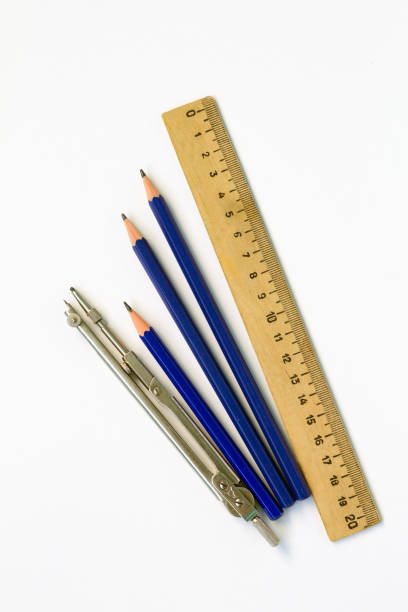 règle en bois et crayons d'isolement sur la vue supérieure de fond blanc - ruler ballpoint pen pen isolated photos et images de collection