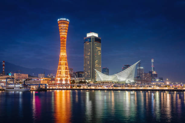 kobe port tower waterfront cityscape japón iluminado por la noche - chuo ward fotografías e imágenes de stock