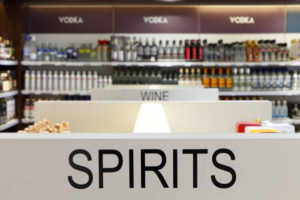 vetrina delle bevande alcoliche - editorial concepts and ideas retail place store foto e immagini stock
