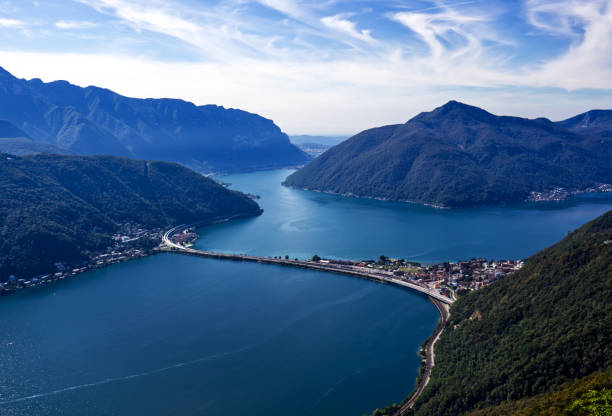 モンテ・サン・サルヴァトーレからルガーノ湖のパノラマビュー。スイスのルガーノ湖に架かる橋 - ticino canton mountain lake lugano lake ストックフォトと画像