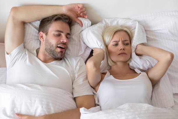 ベッドでいびき男 - relationship difficulties audio ストックフォトと画像