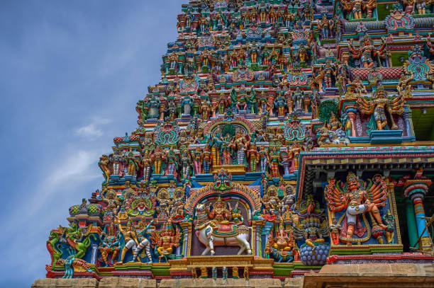 подробная информация gopurams из meenakshi sundareswarar или meenakshi амман храм , мадурай , тамил наду - tamil nadu tamil temple amman стоковые фото и изображения