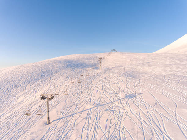 seilbahn und skipiste des mount erciyes am morgen - ski slope overhead cable car snow frost stock-fotos und bilder