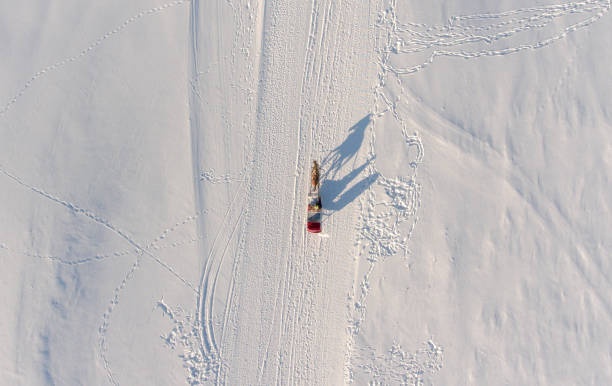 luftaufnahme eines pferdewagens auf dem berg - ski slope overhead cable car snow frost stock-fotos und bilder