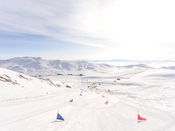começo de uma competição do slalom do esqui que inclui bandeiras vermelhas e azuis - skiing sports race ski mountain range - fotografias e filmes do acervo