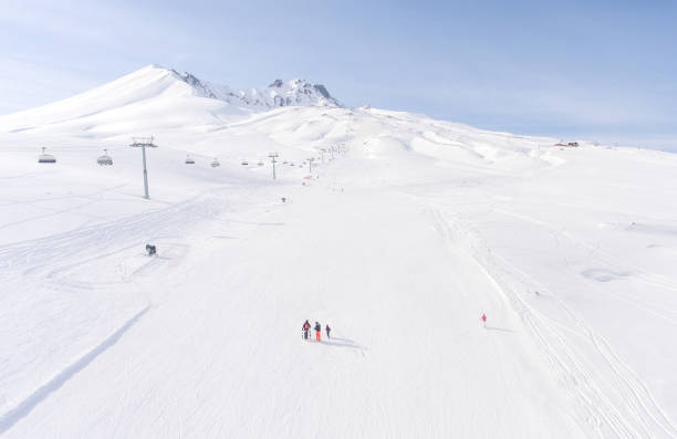 schöne skipiste am morgen des mount erciyes - ski slope overhead cable car snow frost stock-fotos und bilder