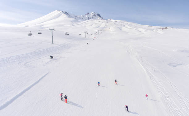 schöne skipiste am morgen des mount erciyes - ski slope overhead cable car snow frost stock-fotos und bilder