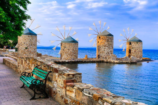 série traditionnelle de grèce - moulins à vent au-dessus de la mer dans l'île de chios - chios island photos et images de collection