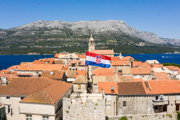veduta aerea bandiera sventolante croata a korcula, croazia - croatian flag foto e immagini stock