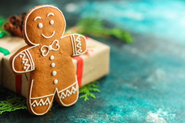 gingerbread. regali e vacanze, felice anno nuovo. sfondo festoso. sfondo alimentare. vista dall'alto - omino di pan di zenzero foto e immagini stock