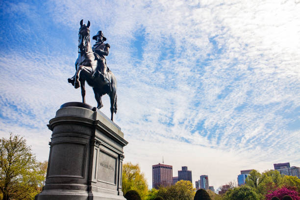 statue de george washington dans le parc public de boston en été. - massachusetts landscape new england spring photos et images de collection