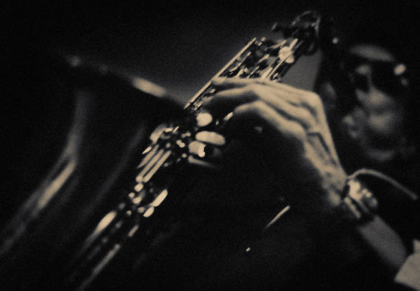 o jogador do saxofone - close up musical instrument saxophone jazz - fotografias e filmes do acervo
