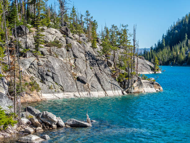istock Lake in North Cascade Mountains 1167399038