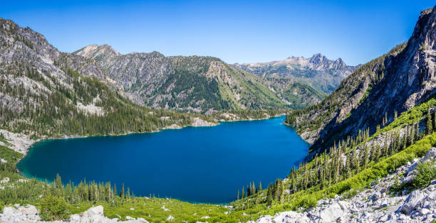istock Lake in North Cascade Mountains 1167399072