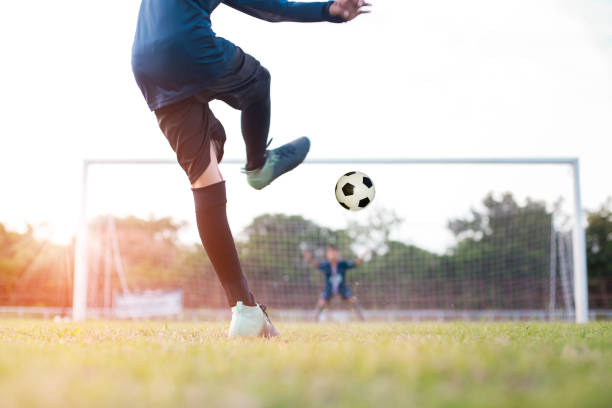 team soccer footballer get the ball to free kick or penalty kick during match in the stadium - soccer player kicking soccer goalie imagens e fotografias de stock