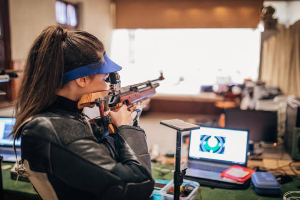 chica con una ametralladora práctica tiro al blanco - shooting women gun shotgun fotografías e imágenes de stock