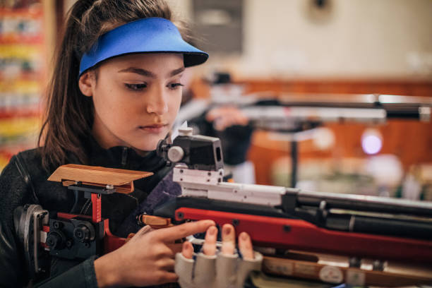 chicas con una ametralladora practicante de tiro al blanco - shooting women gun shotgun fotografías e imágenes de stock