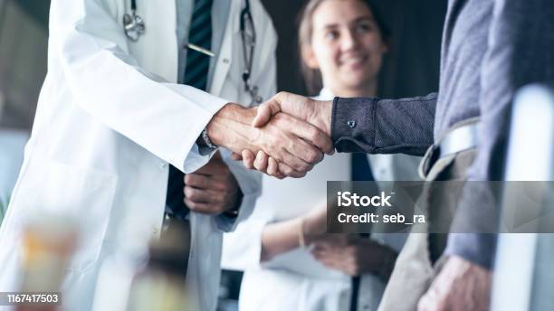 Doctor Health Healthcare Medizin Konzept Stockfoto und mehr Bilder von Arzt - Arzt, Gesundheitswesen und Medizin, Hände schütteln