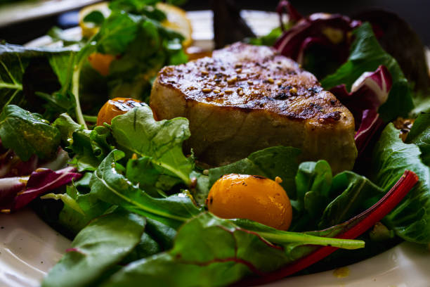 salada de atum grelhada - tuna steak tuna salad tomato - fotografias e filmes do acervo