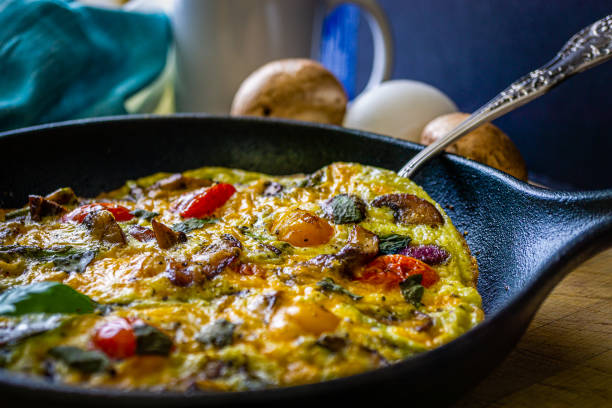 podgrzybki, szparagi, pomidory i sery. - omelet breakfast eggs onion zdjęcia i obrazy z banku zdjęć