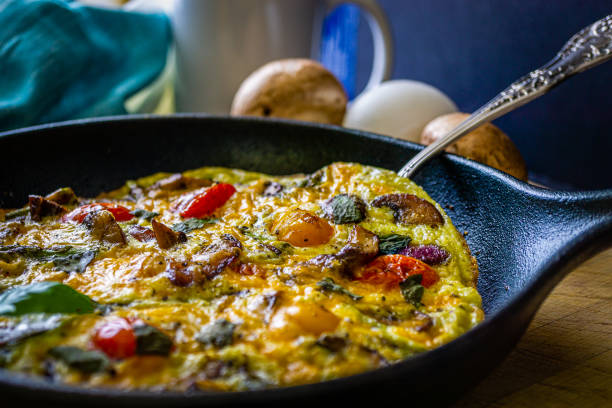 гриб, спаржа, помидоры и сыр фриттата. - omelet breakfast eggs onion стоковые фото и изображения