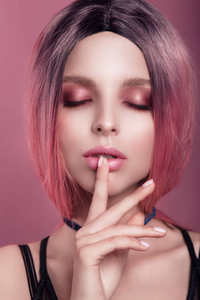 moda piękna portret dziewczyna z różowymi włosami i makijażem, glamour piękny model w szachownicę. luksusowy modny styl - board game marker zdjęcia i obrazy z banku zdjęć