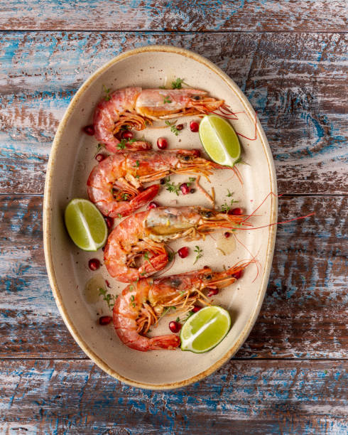 grillowane krewetki z limonką. widok z góry - prepared shrimp prawn grilled lime zdjęcia i obrazy z banku zdjęć