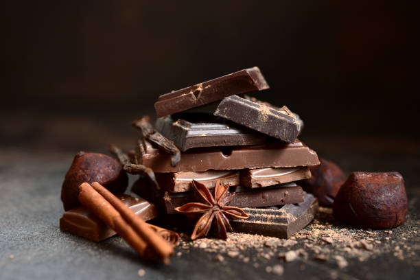 pila di fette di cioccolato con spezie - drink brown herb heat foto e immagini stock