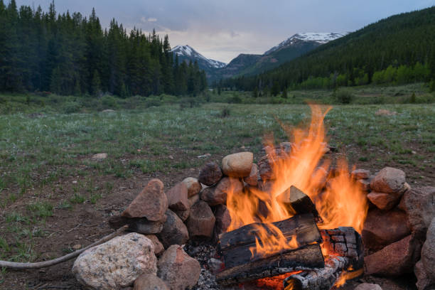 camp fire in colorado mountains - fire pit campfire bonfire fire imagens e fotografias de stock