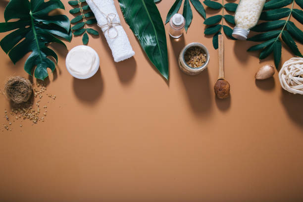 красивая спа-композиция на коричневом фоне. пространство для текста - massaging chocolate spa treatment body стоковые фото и изображения