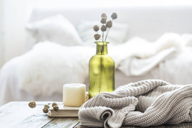 decoración de la casa de la vida en una mesa de madera. - decor fotografías e imágenes de stock