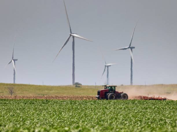 trator e turbinas - north dakota - fotografias e filmes do acervo