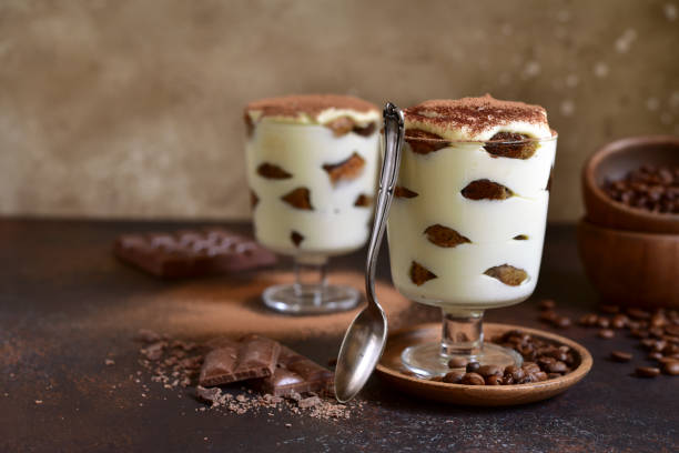 tiramisu - tradycyjny włoski deser z serem mascarpone, bisquit, kawą, śmietaną i jajkami - italian culture chocolate candy chocolate truffle zdjęcia i obrazy z banku zdjęć