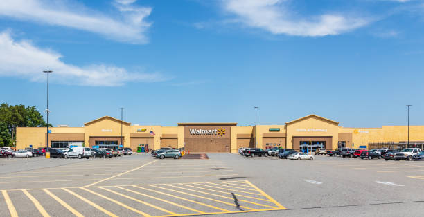 walmart et parking, cherryville, nc. - walmart photos et images de collection